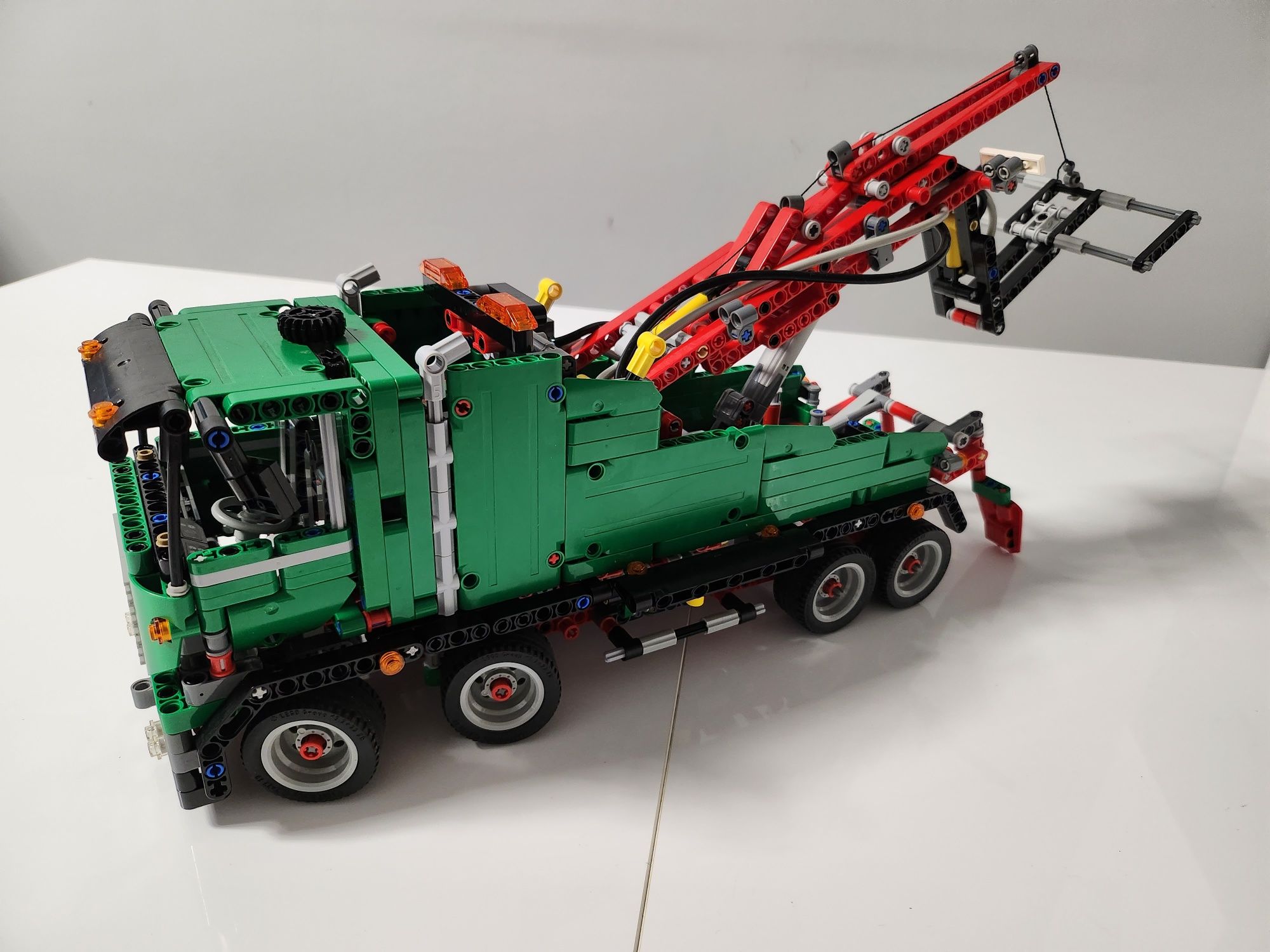 Lego Technic 42008 z nieużytymi naklejkami