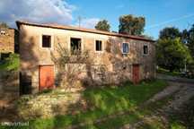 Casa rústica de 2 pisos, outras construções e terreno, Estevianas,Góis