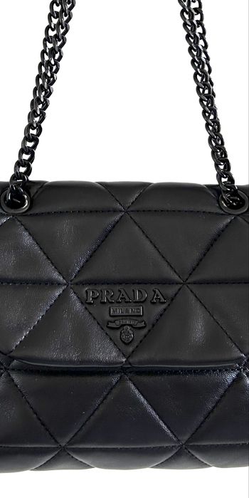 Carteira Prada muito bonita usada 2 vezes, preta e com alça regulavel.