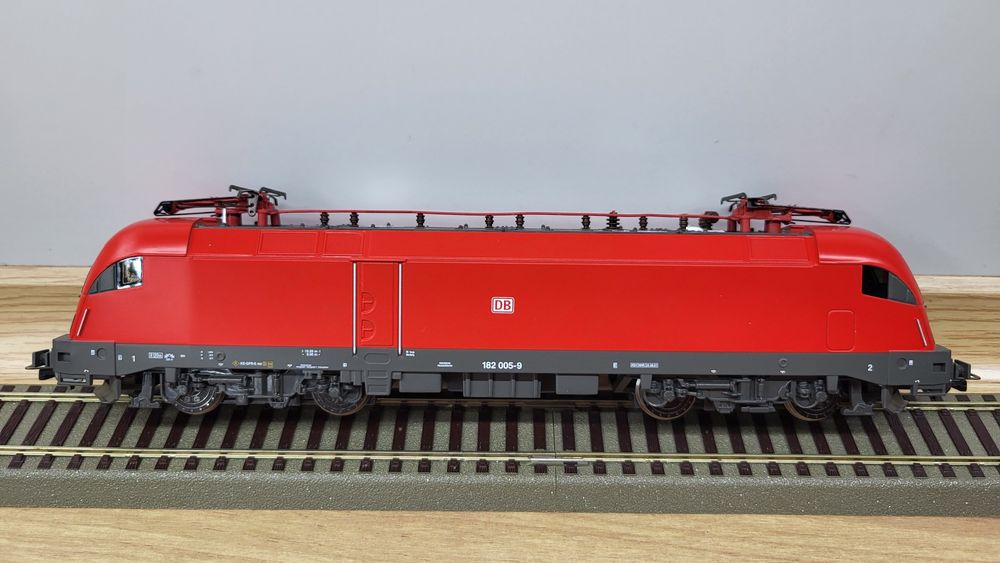 PIKO lokomotywa elektryczna Taurus HUSARZ DB na PKP H0 PluX22  NOWA