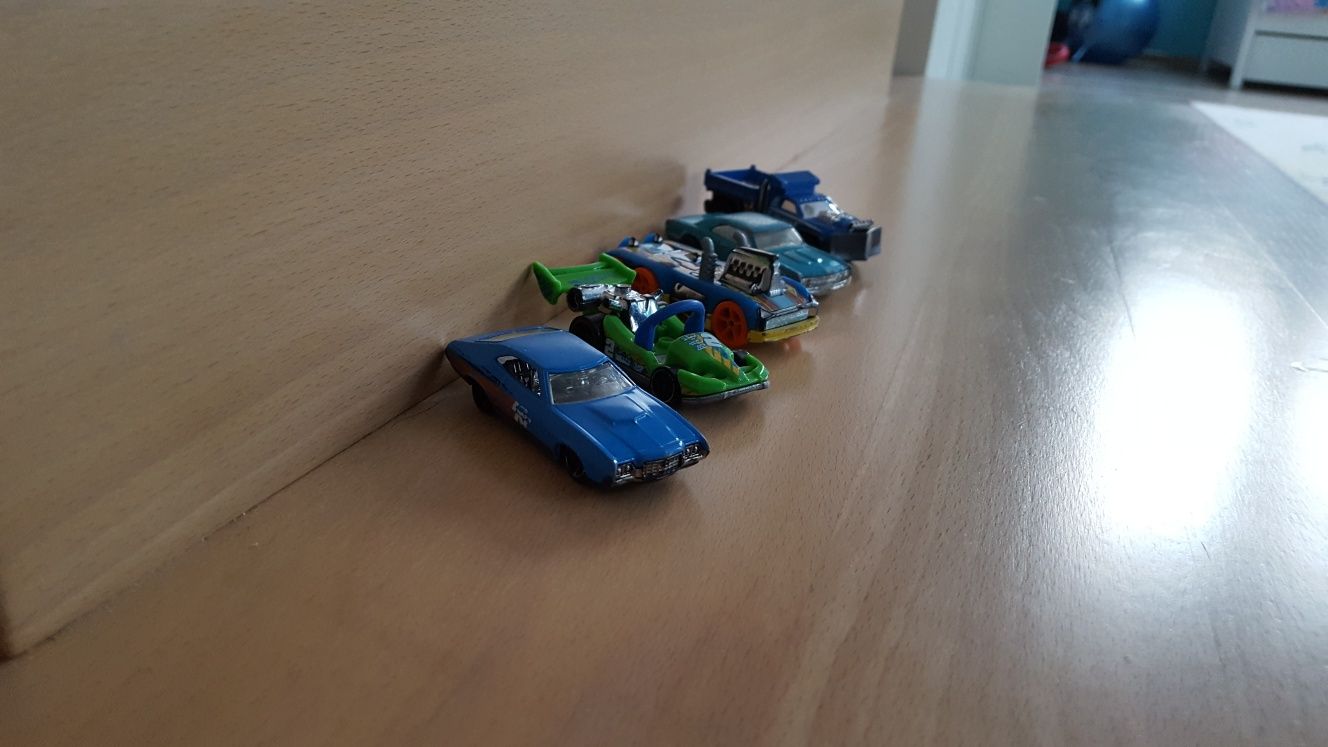 Autka,rysorówki firmy Hot Wheels