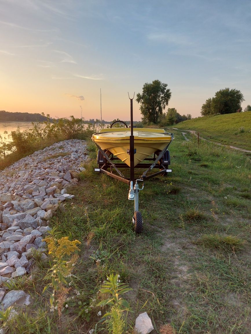 Łódź łódka motorówka na ryby rekreacyjna