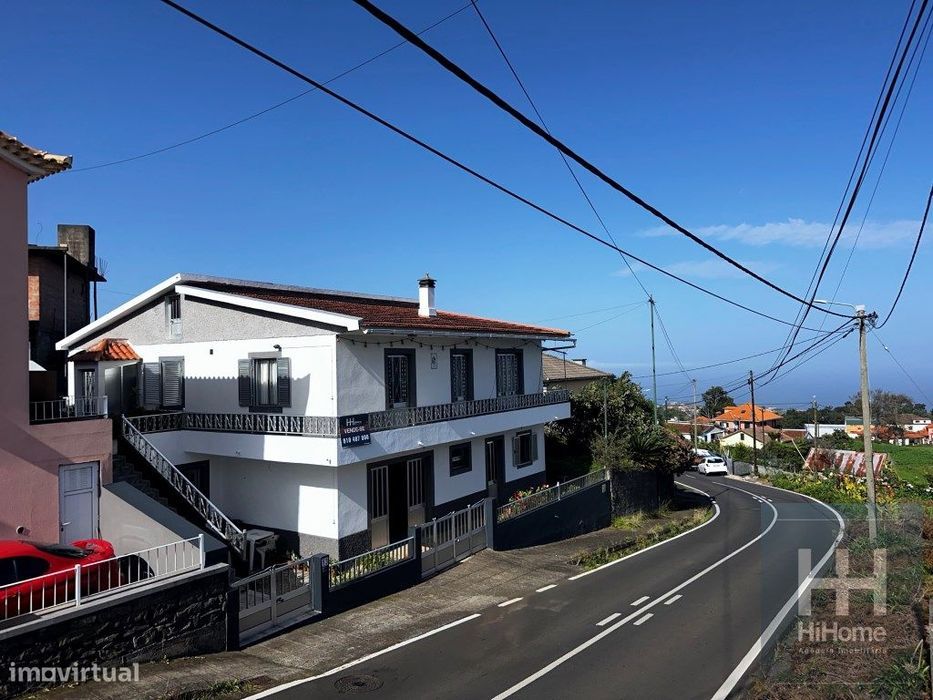 Moradia tipologia T3 + apartamento T2 em Santana