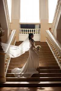 Шикарна біла весільна сукня по фігурі з довгим шлейфом