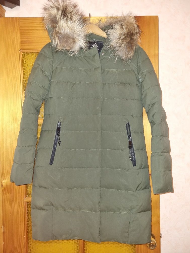 Зимня куртка пальто темно зеленого кольору