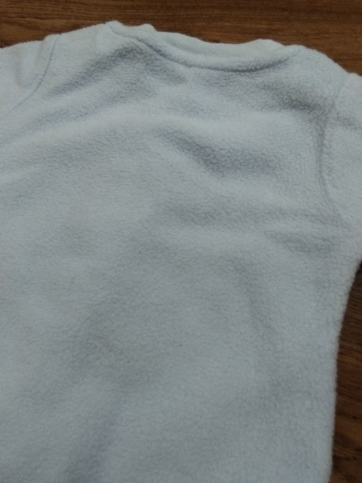 Bluza niemowlęca z polaru dla chłopca Miś z piłką R.56 jasnoniebieska