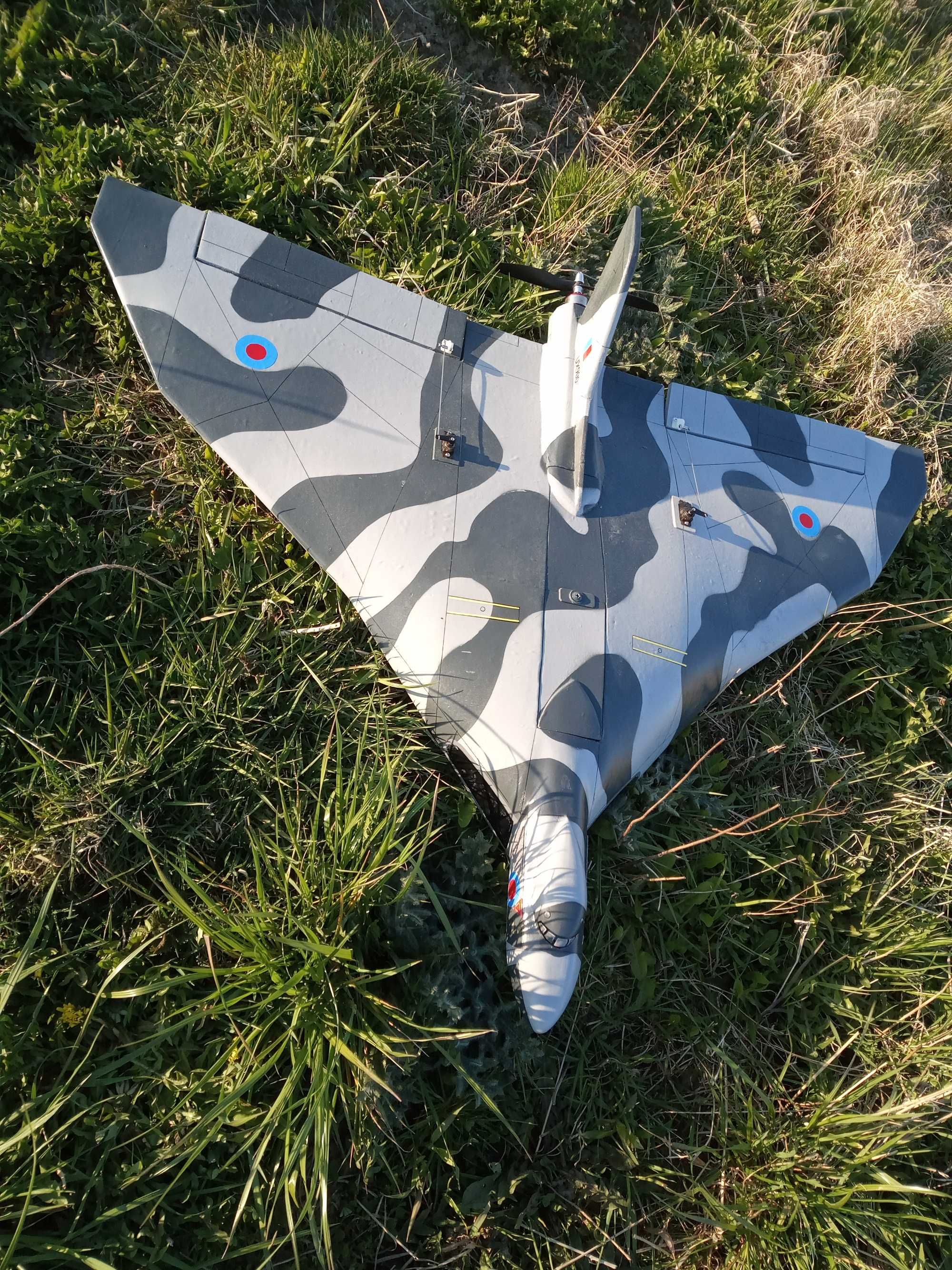 Samolot, model RC Avro Vulcan/ przesyłka pocztą.kurier/