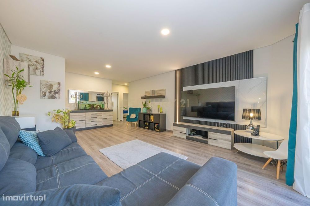 Apartamento T3 com Varandas Amplas, Garagem e Suite — Quinta da Amizad