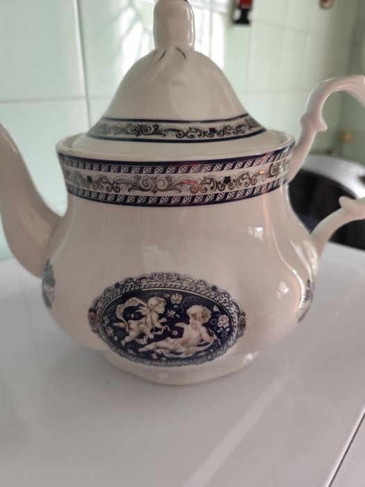 Bule com desenho azul