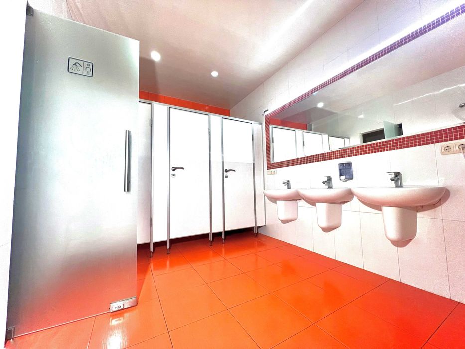 Сучасний хостел у Голосіївському р-ні – зручний вхід, перший поверх.