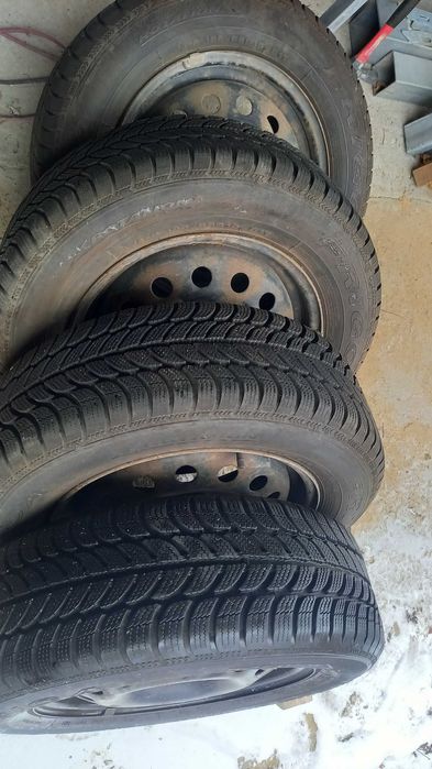 opony zimowe z felgami 195/65 r15  bieżnik 8 mm komplet ford +kołpaki