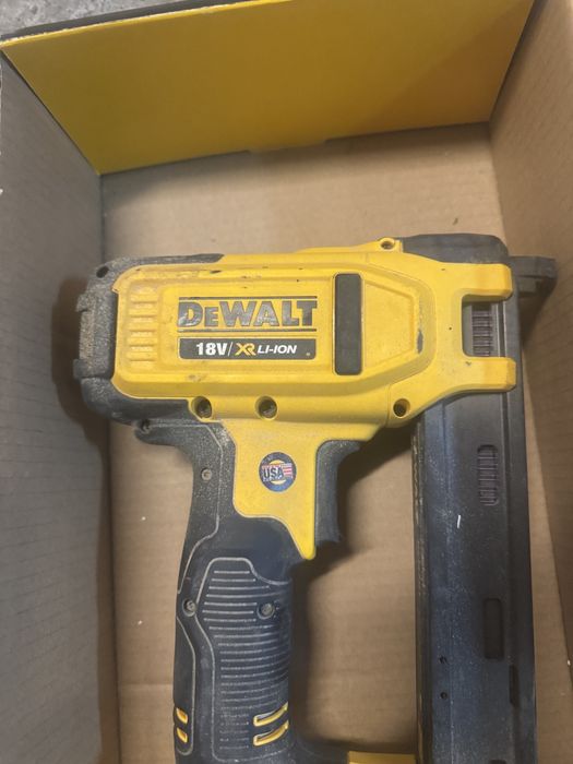 Akumulatorowy zszywacz do kabli dewalt