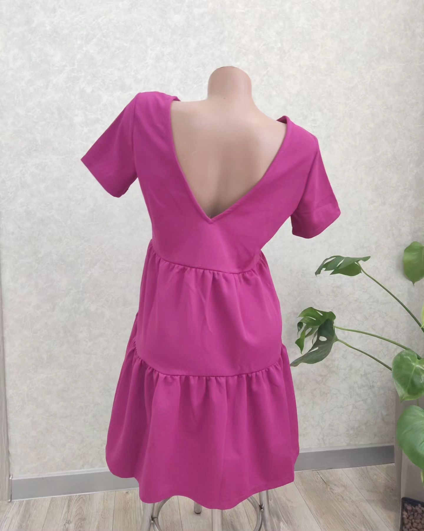 Плаття насичено рожевого кольору