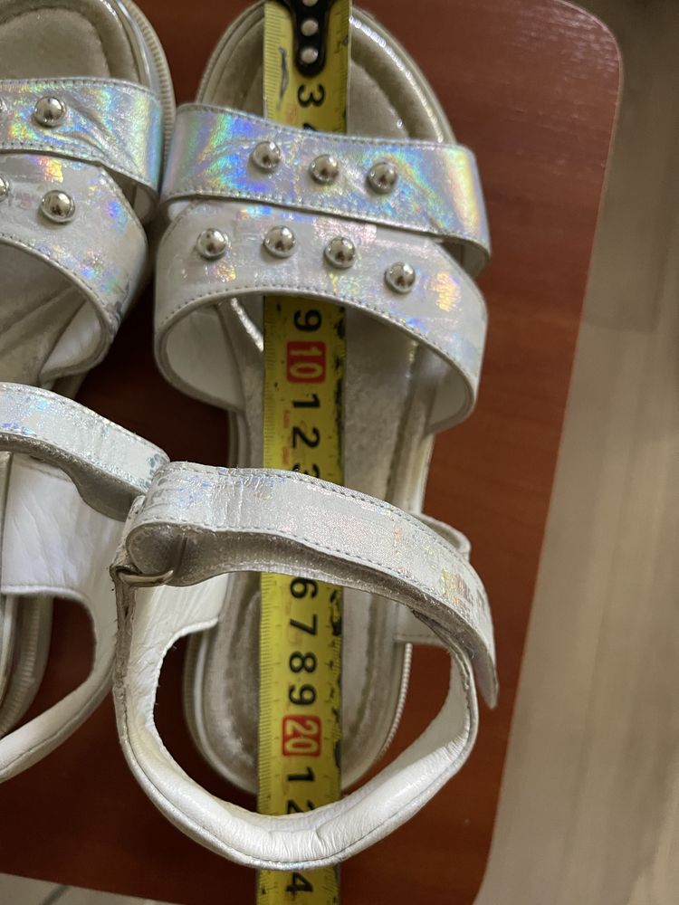 Продам босонiжки 33р