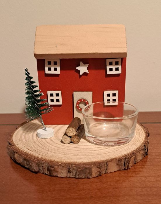 Decoração de Natal em madeira com o formato de uma casa e um pinheiro,