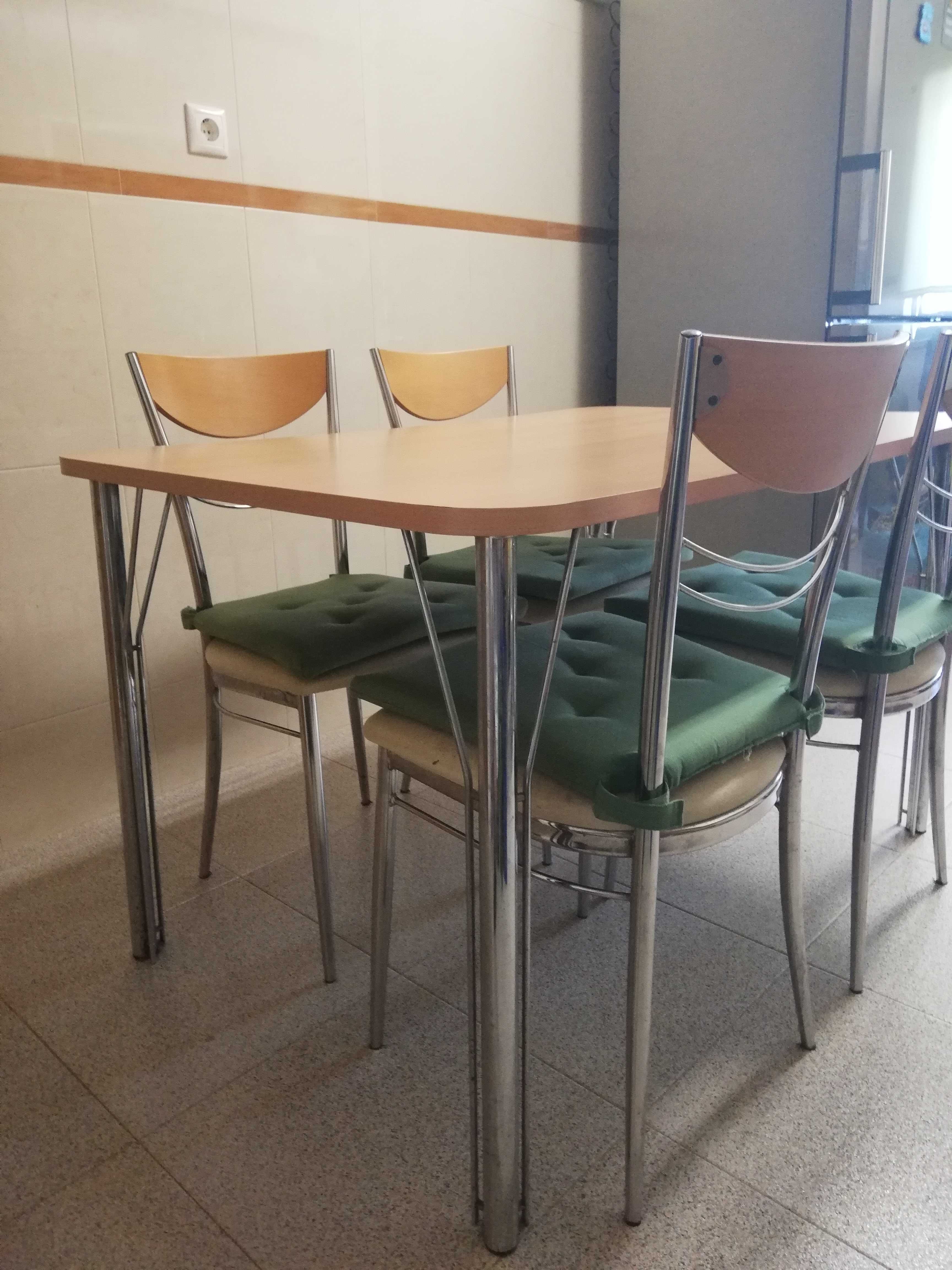 4 cadeiras de metal com encosto madeira