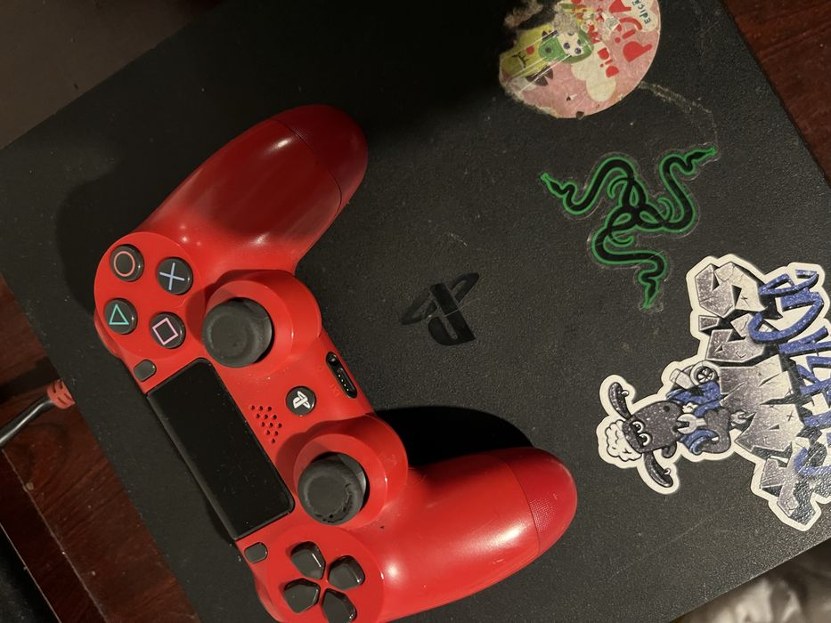 Ps4 slim Com um comando e respetivos cabos