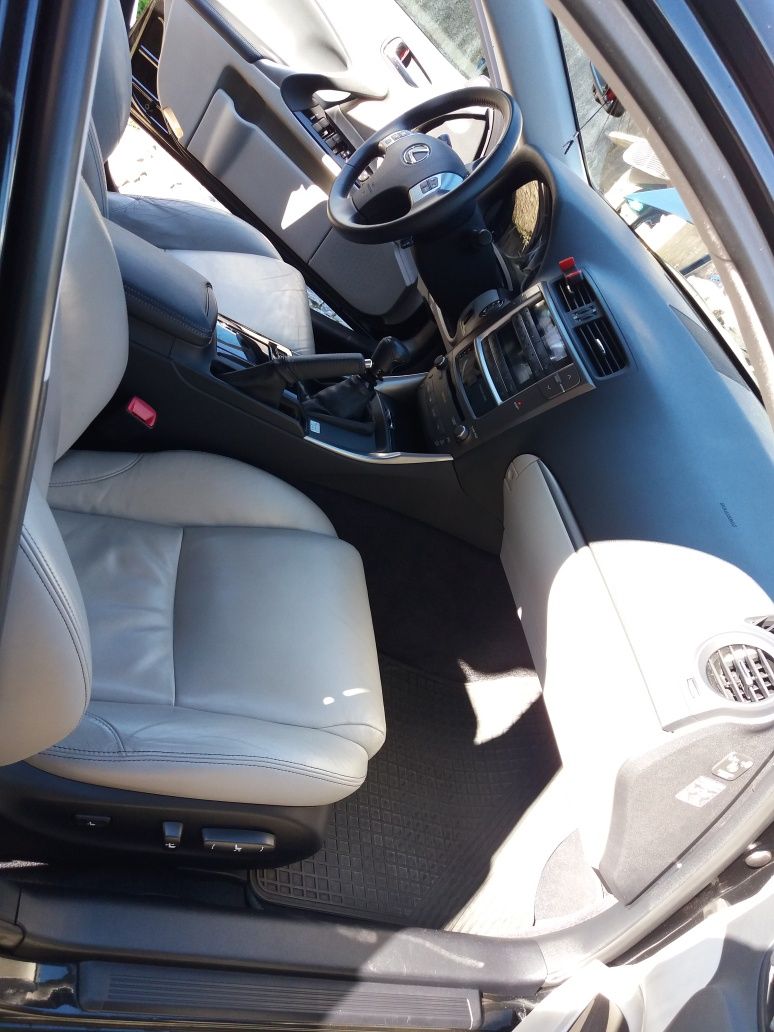 Lexus is 200d 150cv