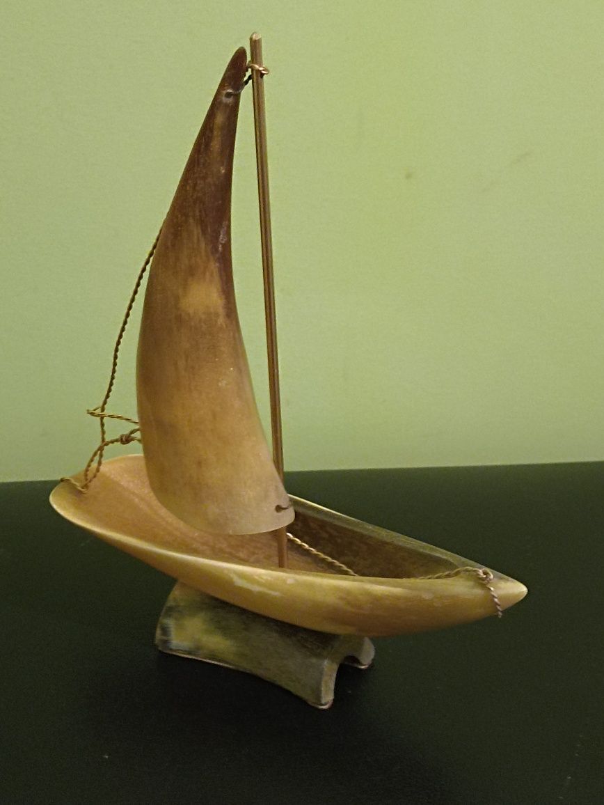 Stara łódka wykonana ręcznie z kości.