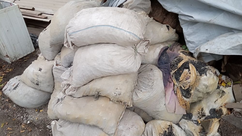 Уголь в мешках где-то 3 тоны.