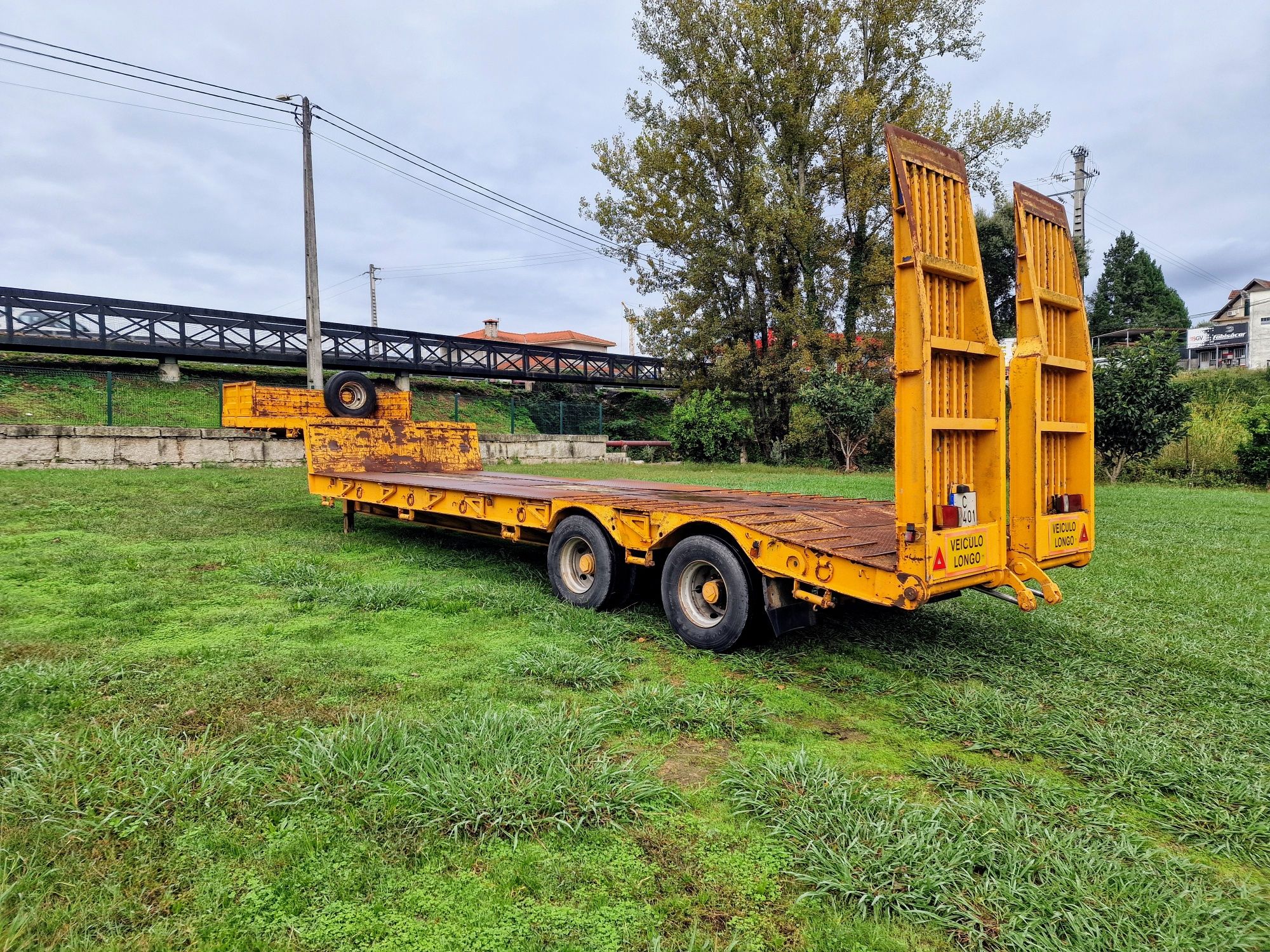 Semi reboque porta máquinas 2 eixos