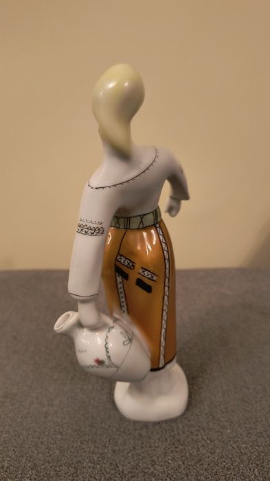 Figurka kobiety z porcelany.