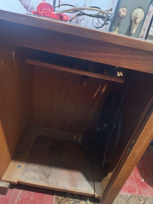 Продам швейну машинку