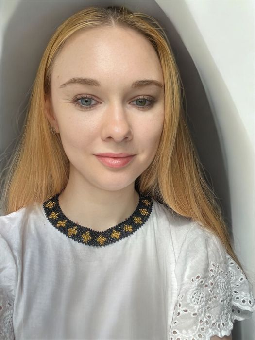 Ręcznie robiony koralikowy naszyjnik z czarno-złotym wzorem