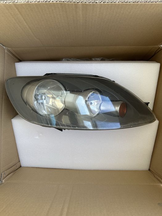 Фара права VW golf v plus 5M1941006C дефекти на фото, можна взяти скло