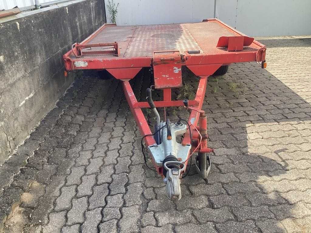 Reboque robusto para transportar veículos, com docs.