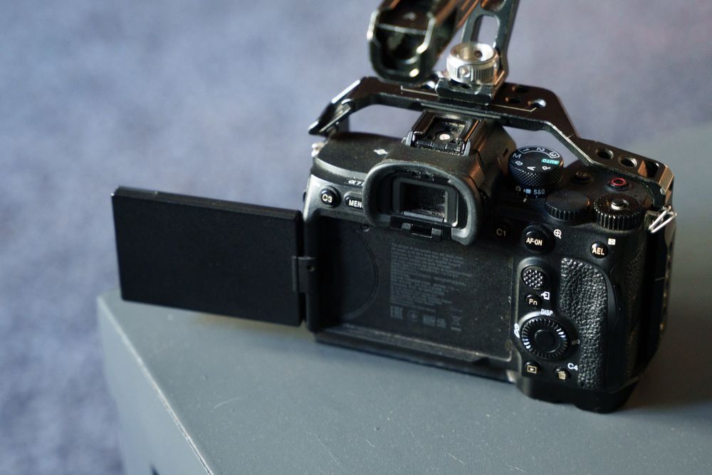 Sony A7iv + cage smallrig e top handle