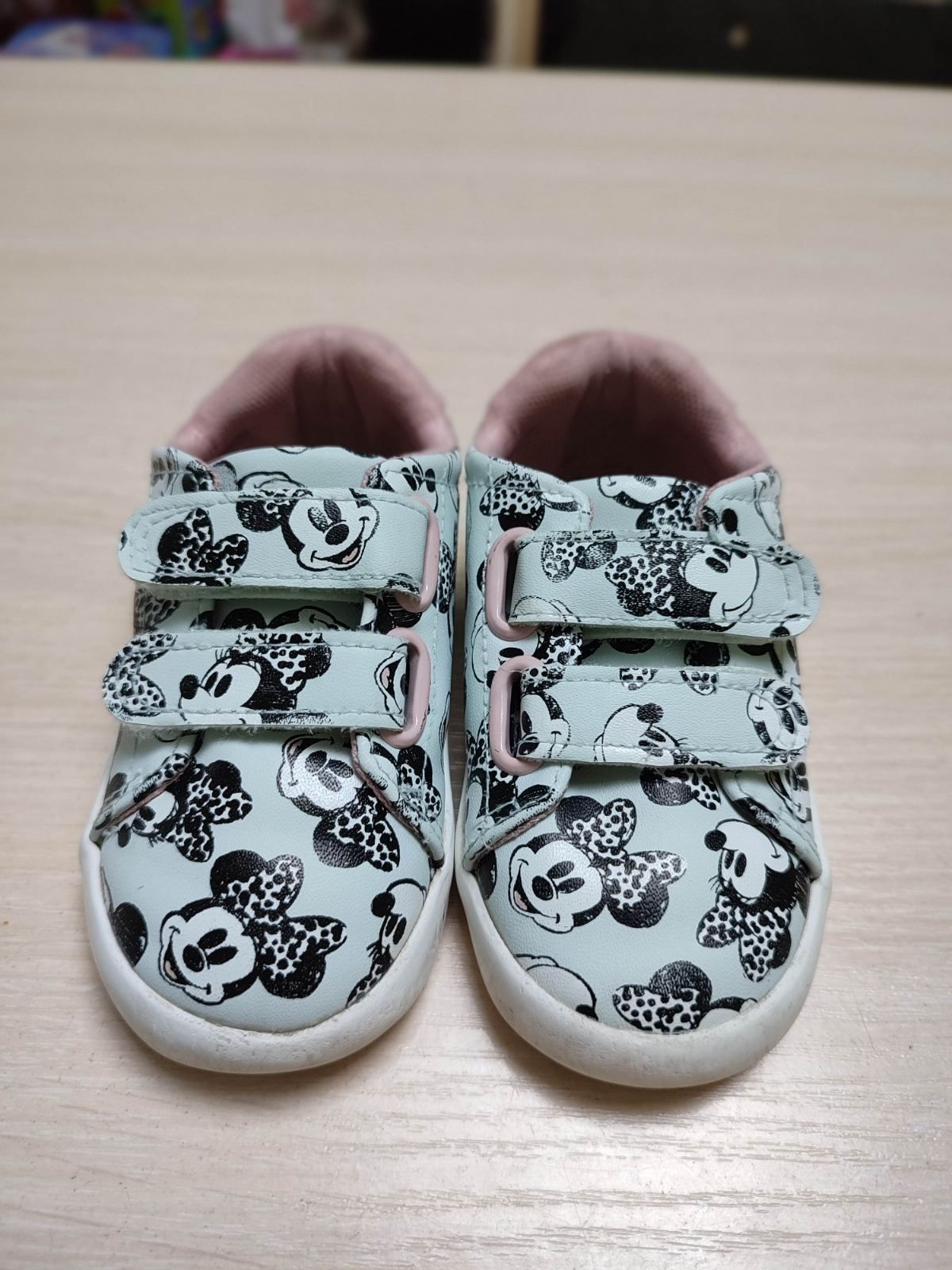 Кросівки мокасіни сандалі для дівчинки Minnie mouse H&M 12-13см