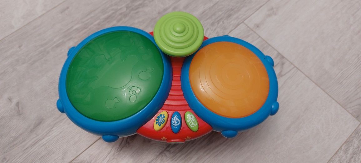Perkusja dla dziecka gra i świeci