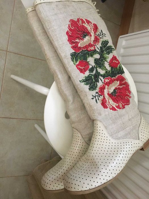 Чоботи жіночі з українським орнаментом.