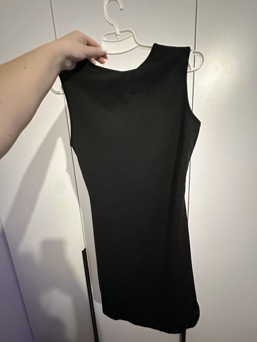 Сукня візуально робить стрункіше