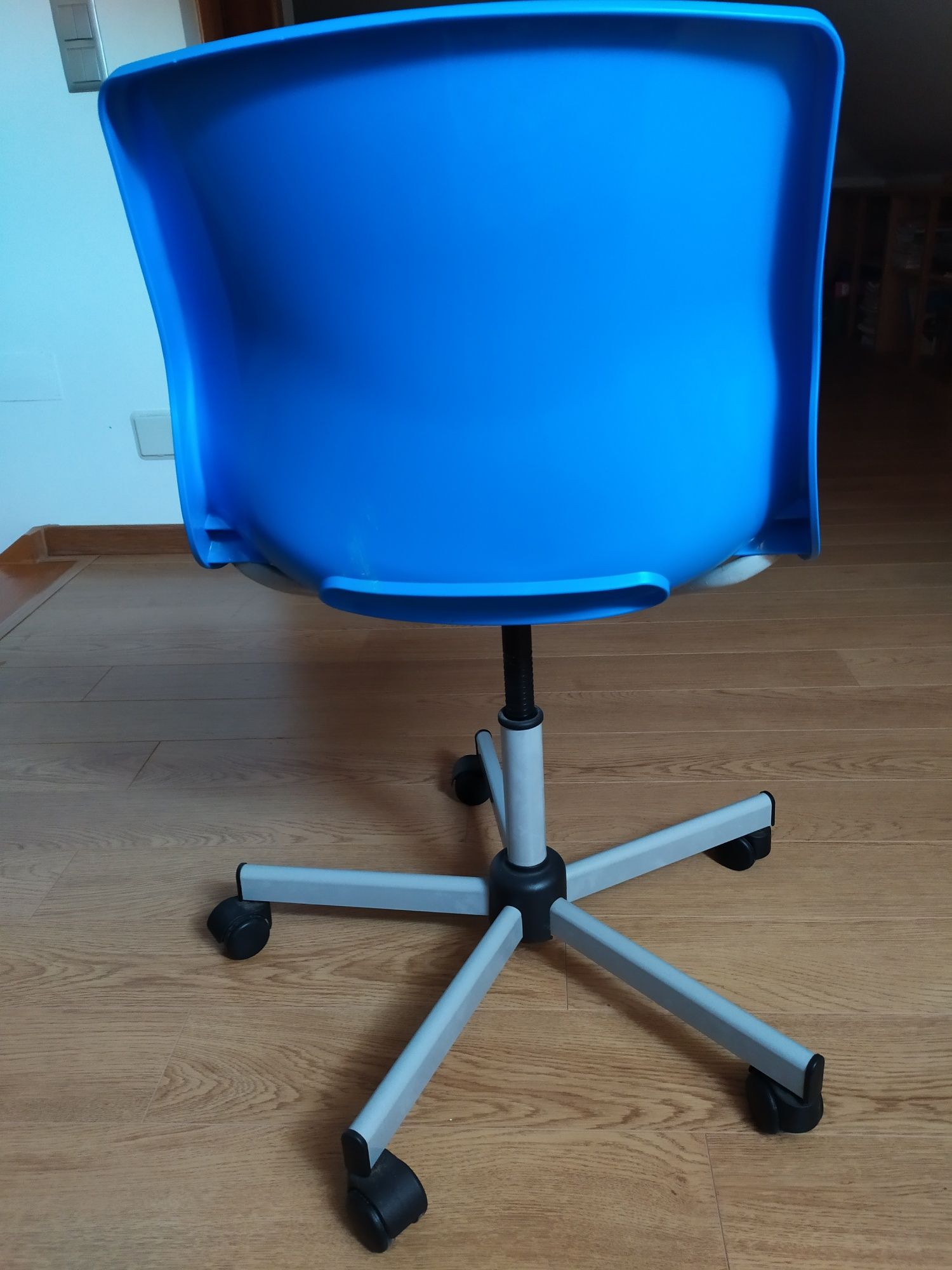 Cadeira de escritório plástica