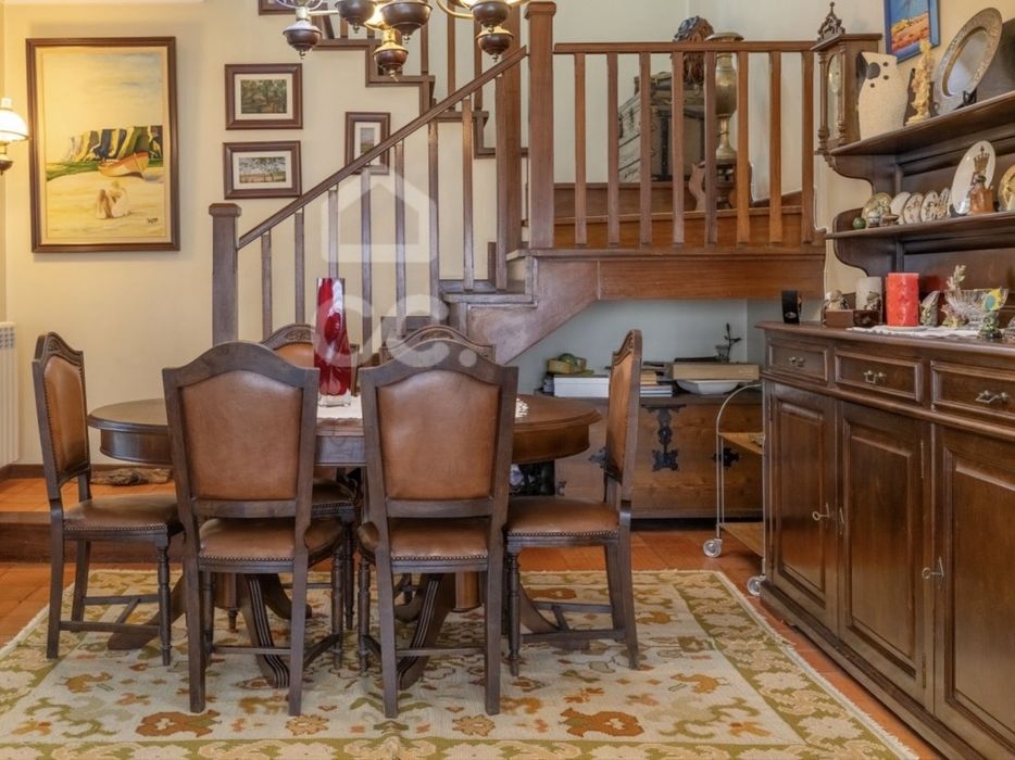 Mesa de Jantar em Madeira Maciça com 6 Cadeiras – bom Estado