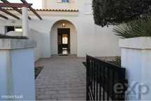 Vende-se excelente moradia T5 com piscina privada