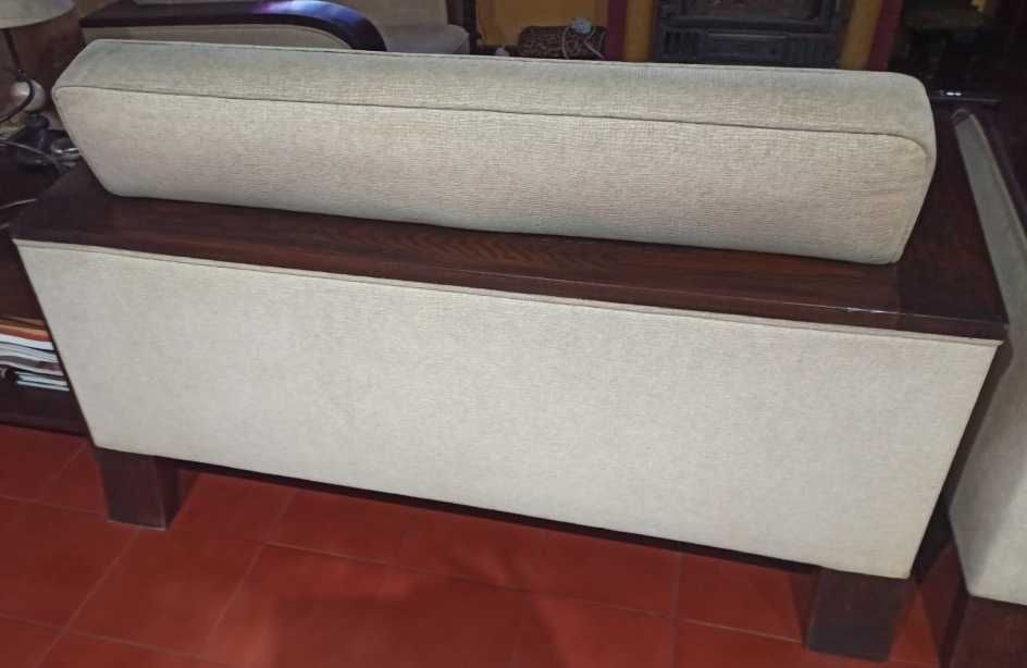 Conjunto de sofá e dois cadeirões em madeira de carvalho
