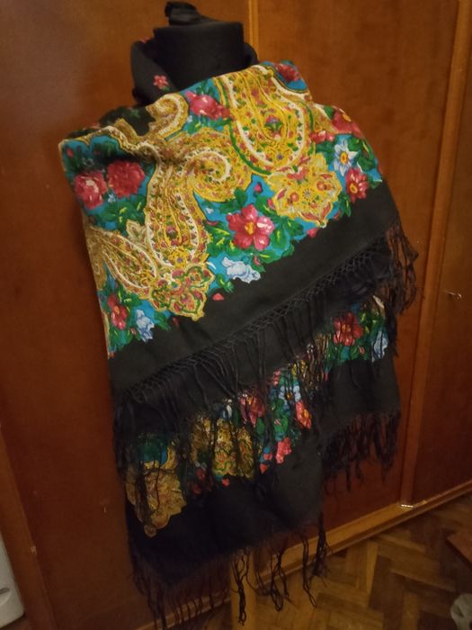 Продаю винтажный женский шерстяной платок