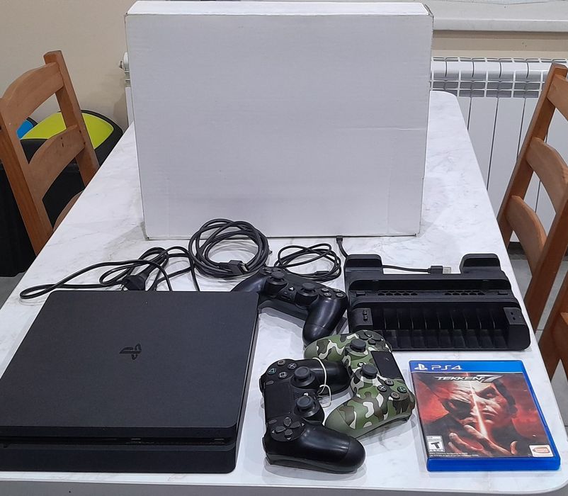 Konsola ps4 z akcesoriami