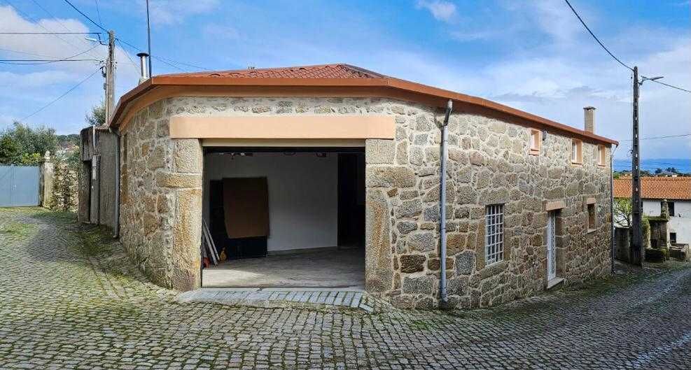 Casa de habitação, reconstruída, com garagem, arrumos e logradouro