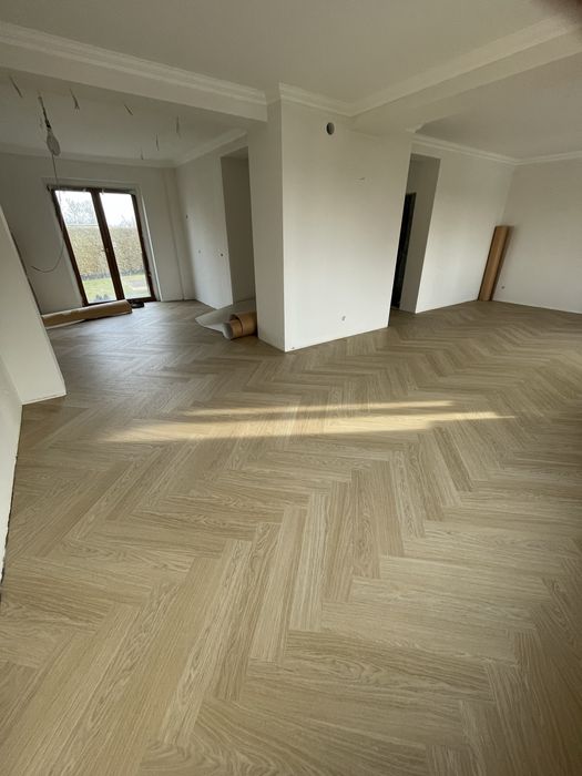 Panele winylowe klejone