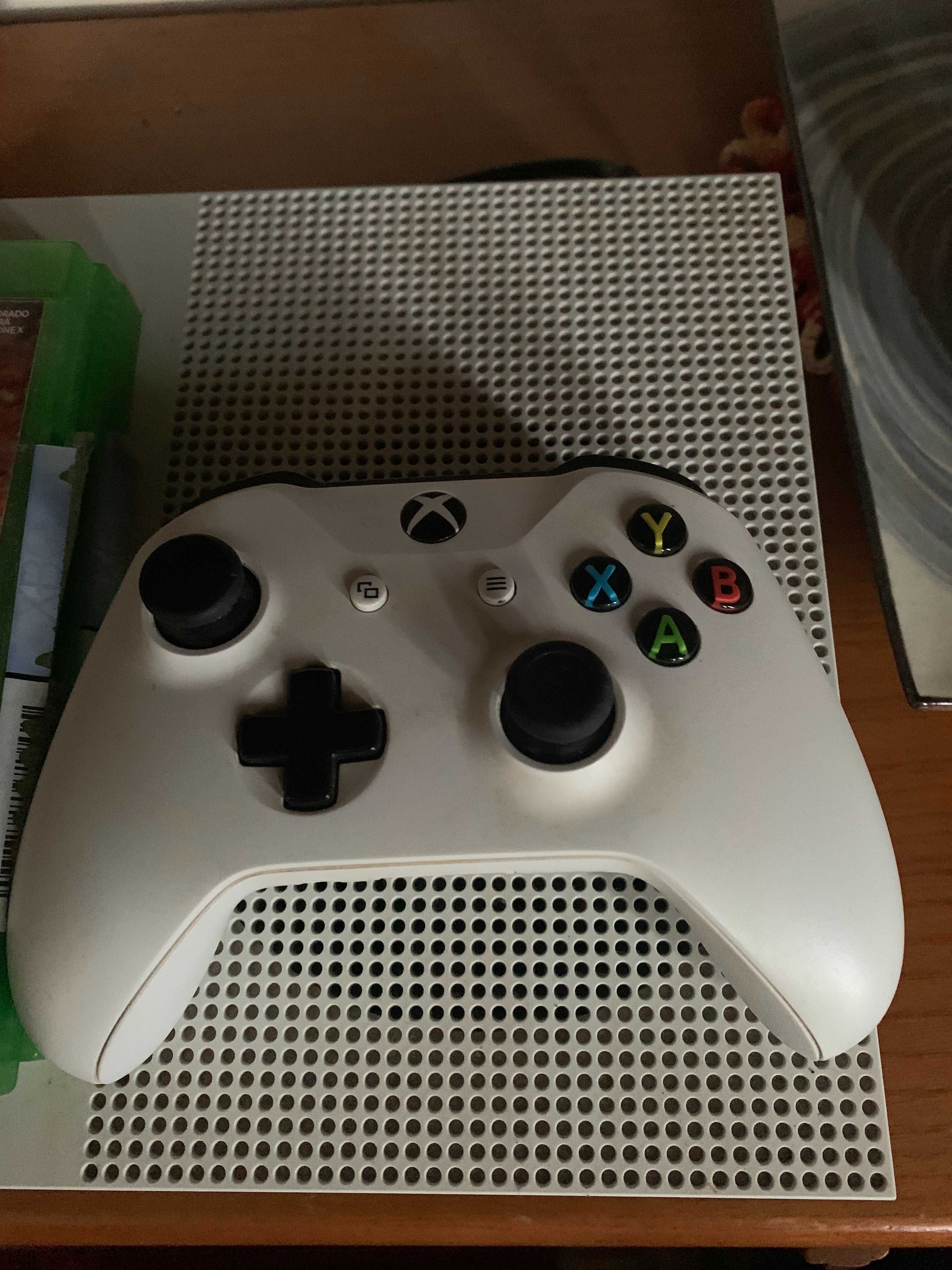 XBox One S 500GB com um comando e vários jogos