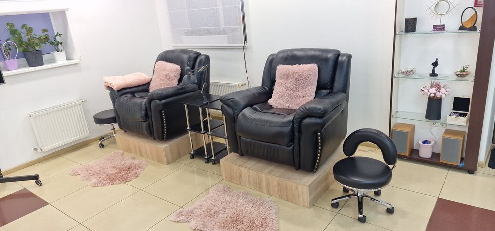 Для мастеров маникюра/педикюра места в аренду. Свет постоянно.