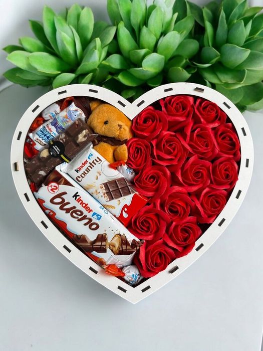 Подарункові набори готовий новорічний бокс солодощів Kinder