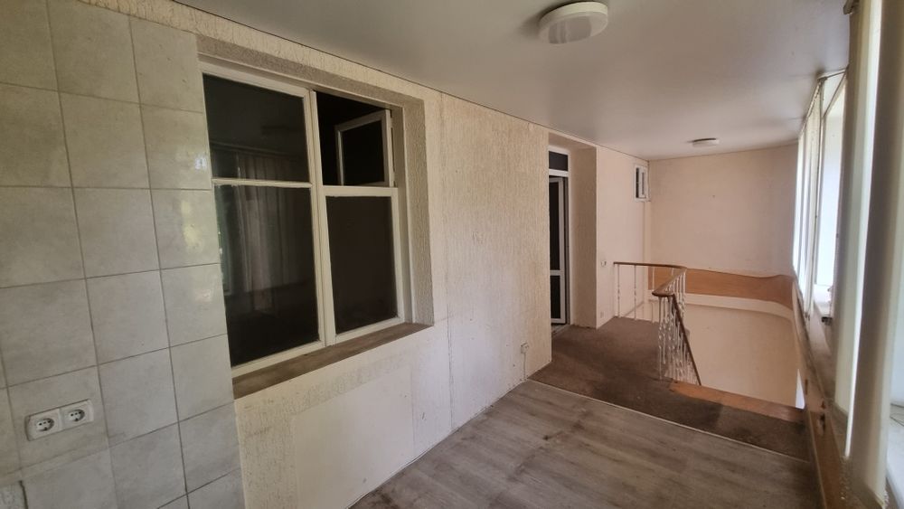 Продам  3 кімнатну квартиру центр окремий вхід 90 м.кв.