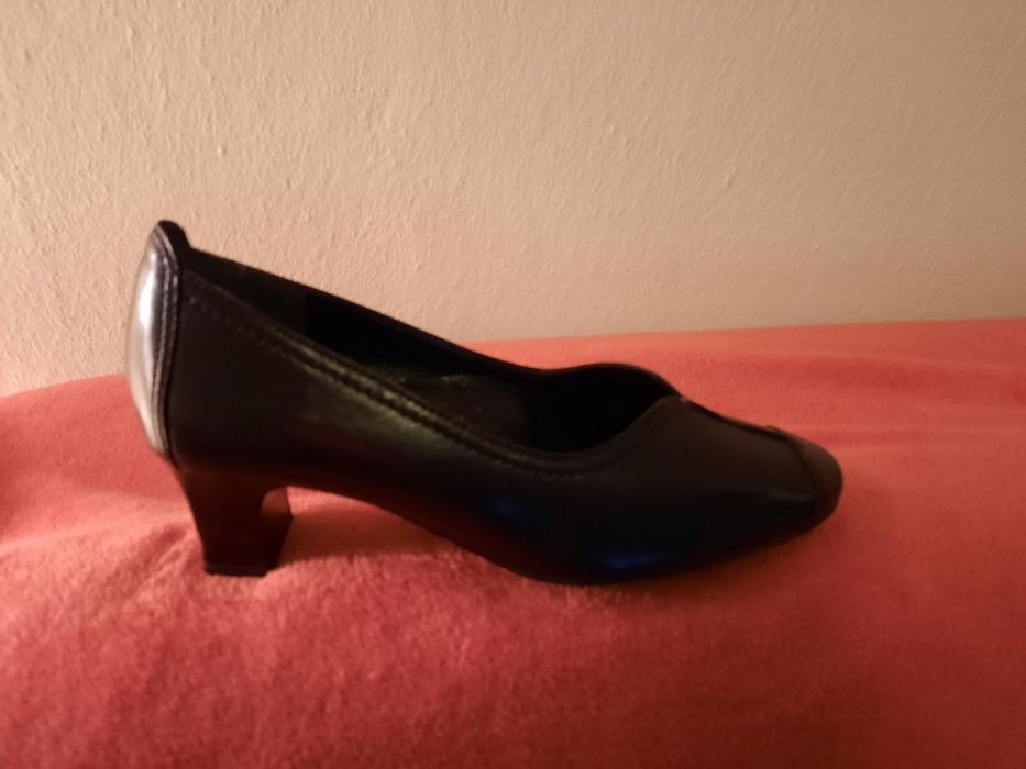Sprzedam nowe skórzane buty damskie na niskim obcasie, rozm. 36