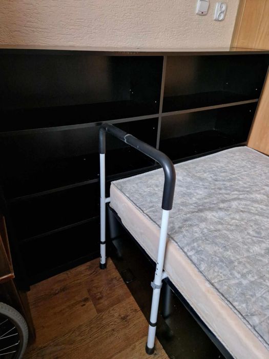 Łóżko z materacem + regały/półki