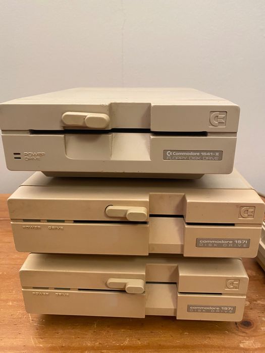 Commodore 1571x2 + Commodore 1541 “2” stacje dyskow